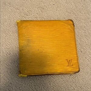 Louis Vuitton Epi leather bifold wallet in yellow 👝